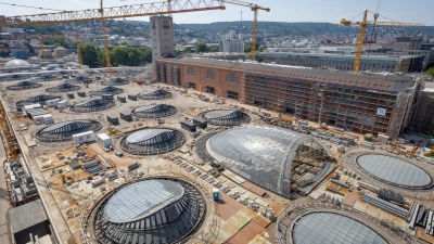 Wird nicht nur später fertig, sondern auch teurer: der neue Stuttgarter Hauptbahnhof.  (Foto: Christoph Schmidt/dpa)