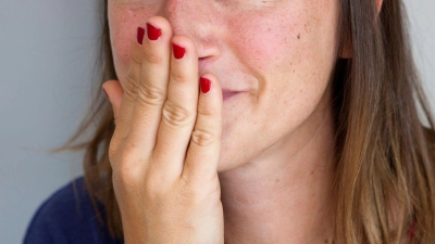 Manche Menschen werden in unangenehmen Situationen schnell rot - und haben unverhältnismäßig große Angst davor. Das muss nicht sein! (Foto: Silvia Marks/dpa-tmn)