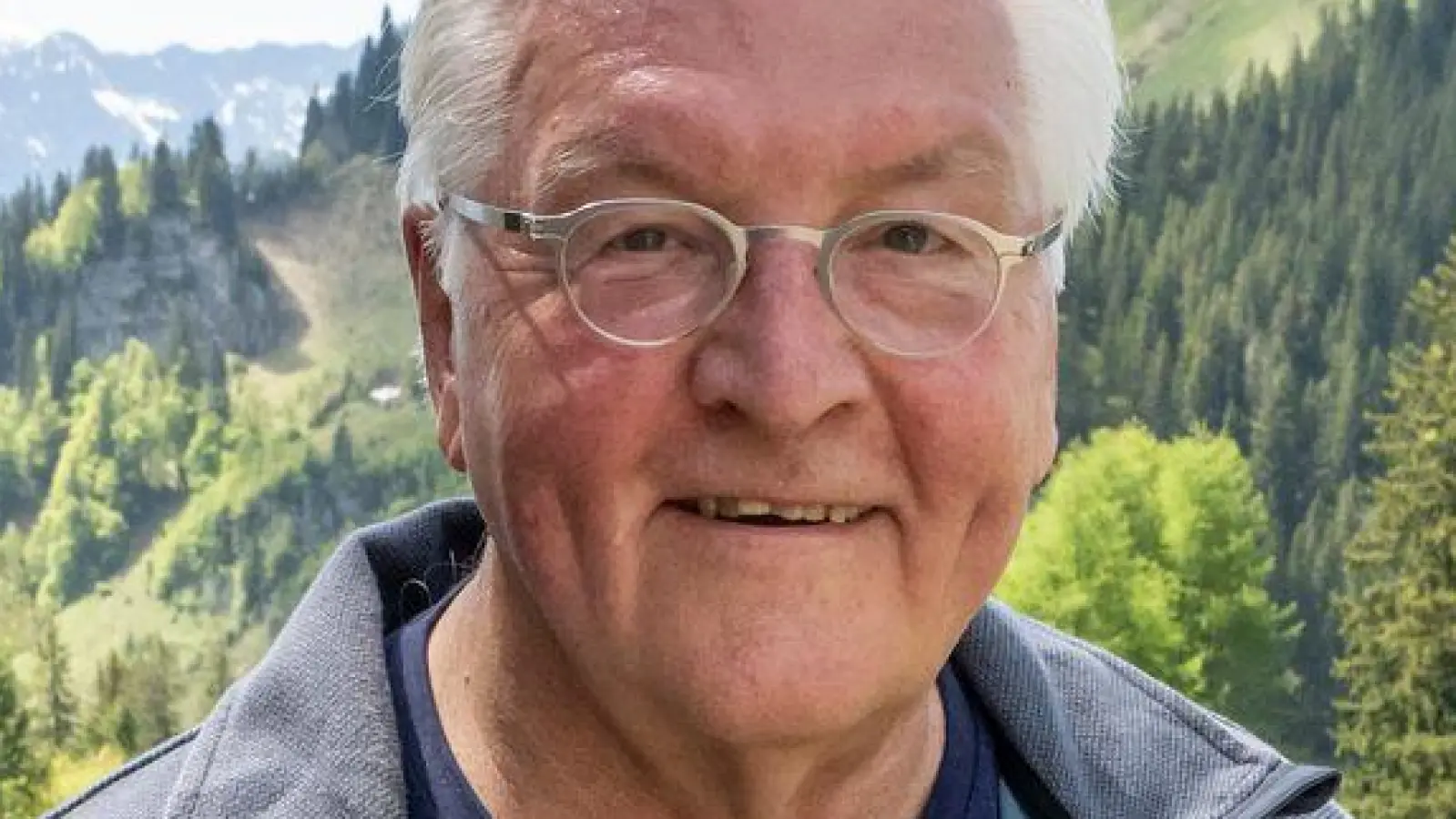 Im Chiemgau half Bundespräsident Frank-Walter Steinmeier dem Alpenverein bei der Pflege von Wanderwegen.  (Foto: Peter Kneffel/dpa)