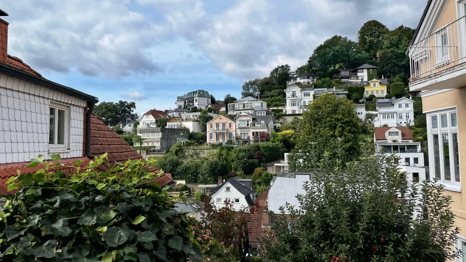 Villen in einem mediterranen Bergdorf? Nicht ganz: Ein Blick im Treppenviertel. Es liegt im Hamburger Stadtteil Blankenese. (Foto: Thomas Wirth)