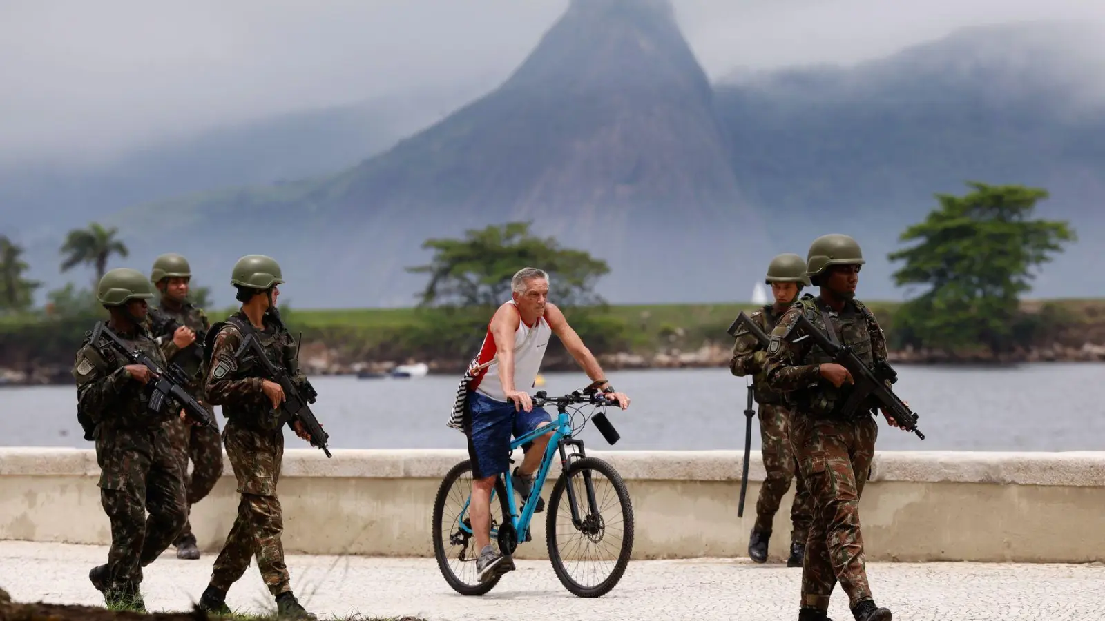 Soldaten patrouillieren auf einer Promenade wenige Tage vor dem G20-Gipfel in Rio de Janeiro. (Foto: Tânia Rêgo/Agencia Brazil/dpa)