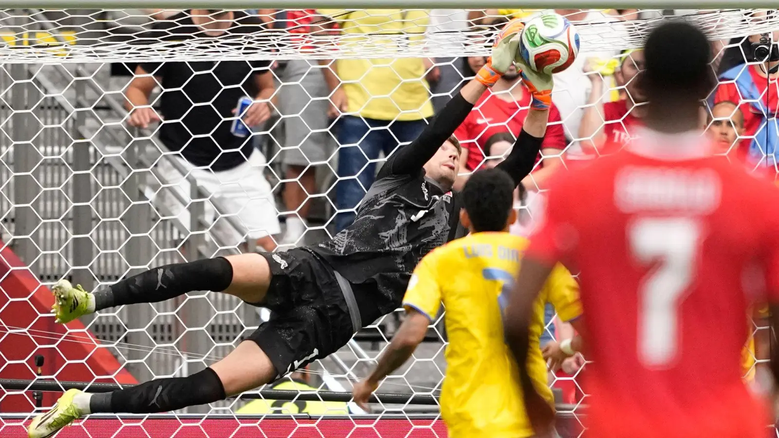 Gregor Kobel wurde zum Matchwinner der Schweiz. (Foto: Lindsey Wasson/AP/dpa)