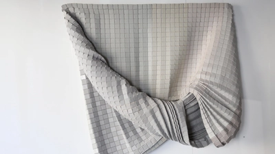 „Knoten“, eine Textilarbeit von Beate Baberske: Quadrate geben die Struktur vor und verleihen Festigkeit. (Foto: Martina Kramer)