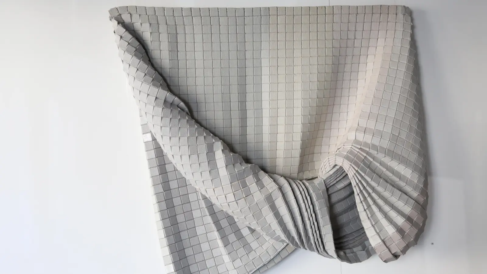 „Knoten“, eine Textilarbeit von Beate Baberske: Quadrate geben die Struktur vor und verleihen Festigkeit. (Foto: Martina Kramer)