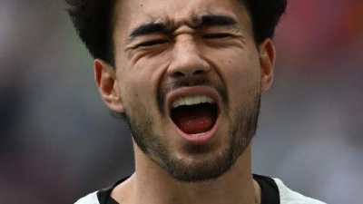 Auch Gladbachs Castrop traf das Tor nicht. (Foto: Fabian Strauch/dpa)