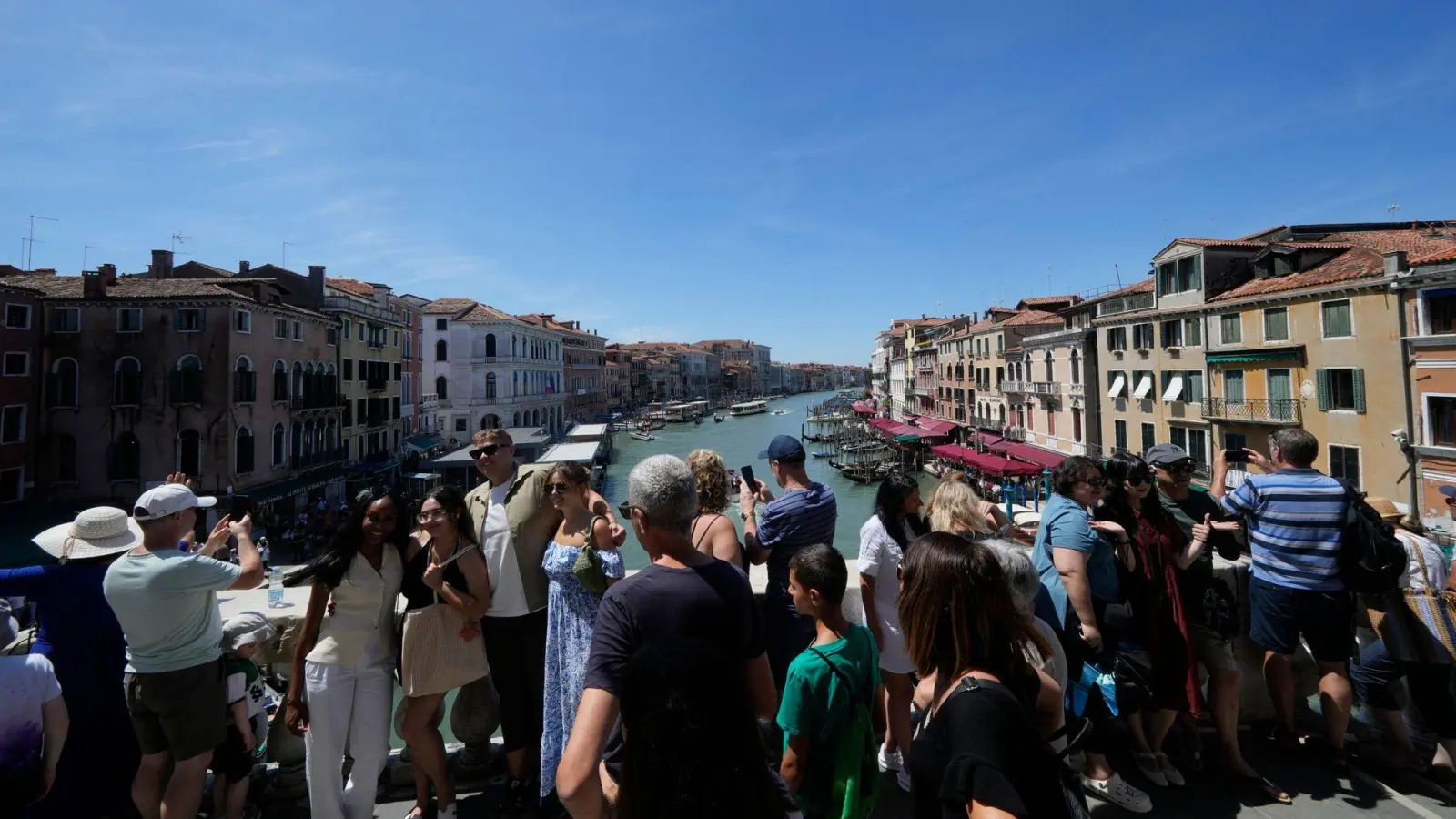 Venedig nimmt mit dem Eintritt für Tagesbesucher so viel Geld ein wie noch nie. (Archivbild) (Foto: Luca Bruno/AP/dpa)