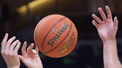 Spieler greifen nach einem Basketball. (Foto: Christoph Soeder/dpa/Symbolbild)