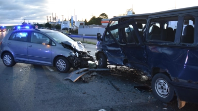 Der Fahrer des tschechischen Kleinbusses wollte, aus Richtung Stübach kommend, auf die Bundesstraße abbiegen. Dabei rammte er den Wagen eines Höchstädters. (Foto: Anita Dlugoß)