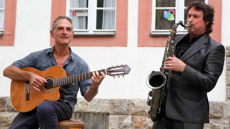 Mit voller Hingabe spielen Manfred Holub (links) und Matthias Kaiser ihre Instrumente seit mehr als vier Jahrzehnten. (Foto: Alexander Rausch)
