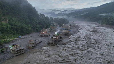 Von dem Ort Trishuli Bazaar, wo ein Schuldirektor rund 900 Schülerinnen und Schüler durch eine rechtzeitige Warnung vor der Flutwelle rettete, sind nur noch Ruinen übrig. (Foto: Rajesh Kumar Singh/AP/dpa)