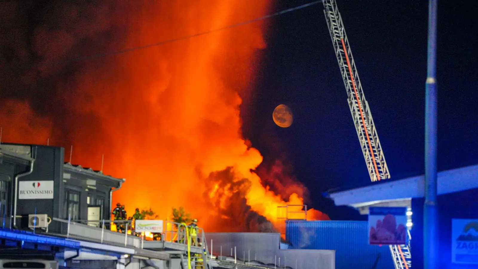 Einsatzkräfte der Feuerwehr bekämpfen einen Brand in einem Gewerbegebiet in Stuttgart. (Foto: Enrique Kaczor/dpa)