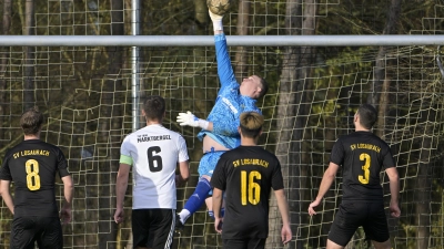 Niklas Stahringer, der Torwart des SV Losaurach (von links in schwarz Daniel Eckert, Wai Ao-Yong und Alexander Anselstetter) lenkt den Ball hier über die Latte. Die Partie gegen den TSV Marktbergel (Kapitän Sebastian Kroha) endete torlos. (Foto: Martin Rügner)