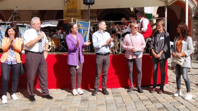 Das Herbstfest in Neustadt wurde von Bürgermeister Klaus Meier (Zweiter von links) bei bestem Wetter offiziell eröffnet. (Foto: Christa Frühwald)