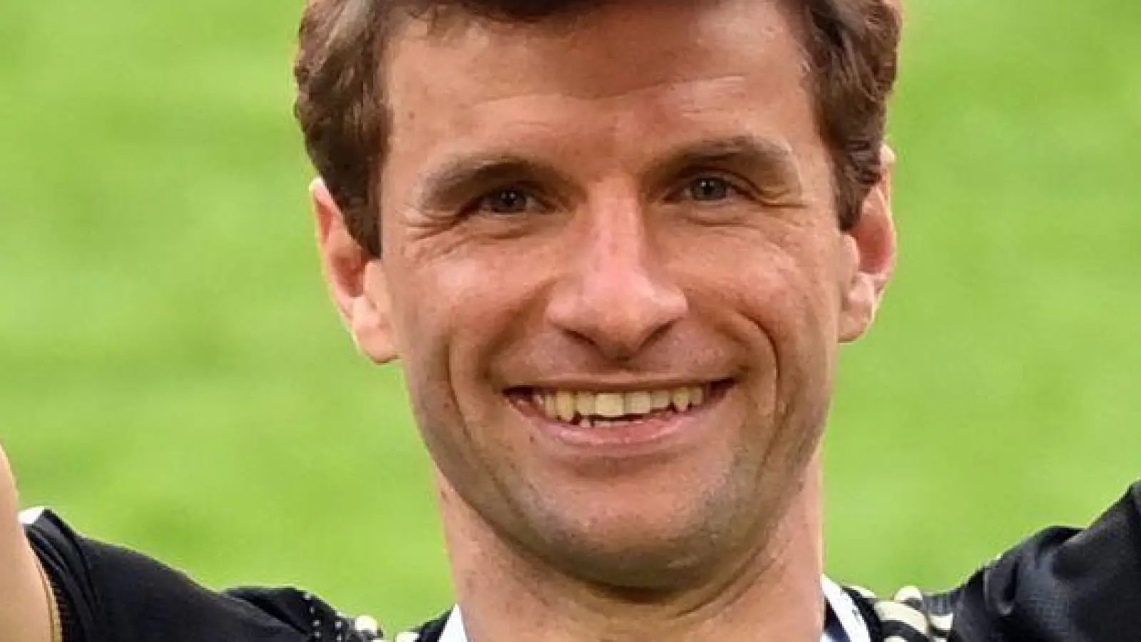 Noch einmal Jubel mit der Schale: Thomas Müller. (Foto: Sven Hoppe/dpa-Pool/dpa)