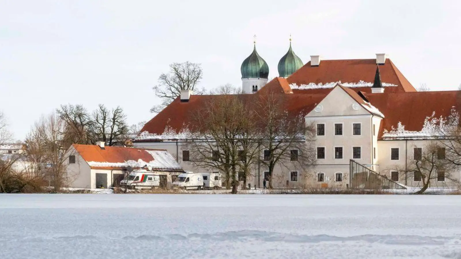 Das idyllisch gelegene Kloster Seeon in Oberbayern bildet jedes Jahr Anfang Januar die perfekte Kulisse für die Winterklausur der CSU-Bundestagsabgeordneten. (Archivbild) (Foto: Peter Kneffel/dpa)