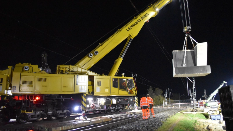 Mit einem gewaltigen Schienenkran wurden die Betonteile an ihren Bestimmungsort gehoben.  (Foto: Helmut Hagelauer)