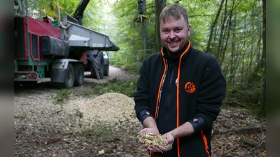 Philipp Falk zeigt, was der Häcksler ausspuckt. (Foto: Roman Kocholl)