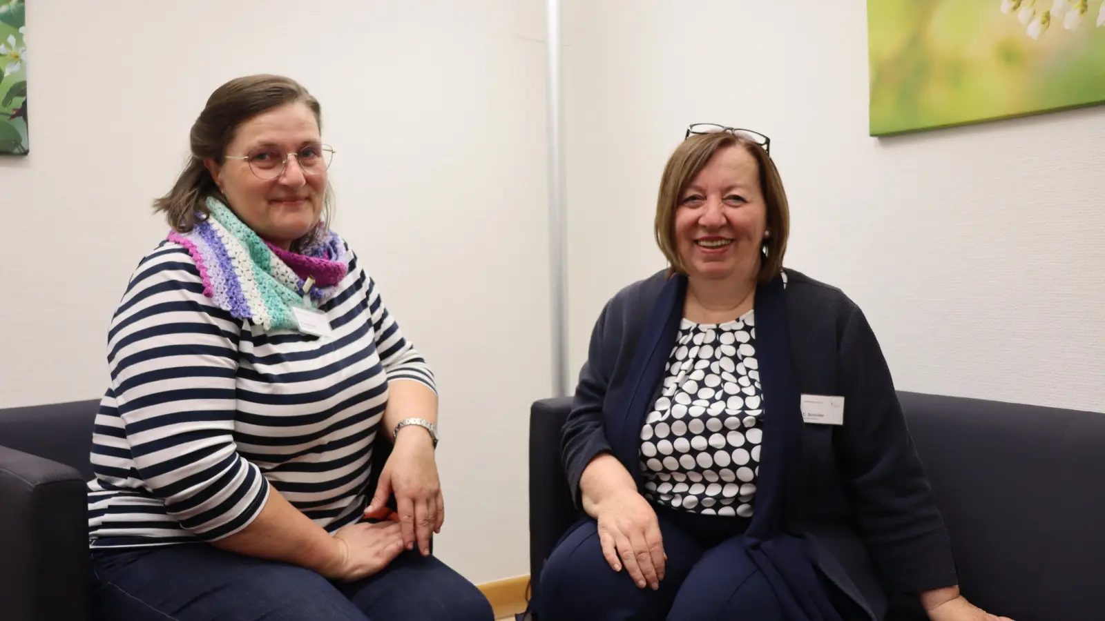 Krankenschwester Monika Deininger (links) und Diplom-Psychologin Christine Schindler gehören zum Team der Alkoholrehabilitation im Ansbacher Bezirksklinikum. (Foto: Thomas Schaller)