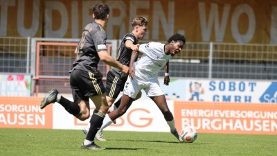 Für ein Foul an Amadou Soumare (rechts) sah der Ansbacher Nico Hayer (Mitte) Rot. (Foto: Christian Butzhammer)