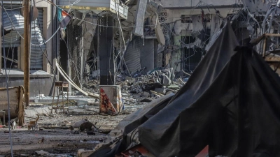 Leitungen und Trümmer übersähen die Straßen nach einem israelischen Luftangriff auf das Zentrum von Chan Junis. (Foto: Mohammad Abu Elsebah/dpa)