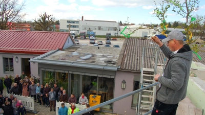 Auf dem Dach des neuen Gebäudes erhob Zimmerermeister Lukas Riedel das Glas und dankte beim Richtfest allen am Bau Beteiligten für das gelungene Werk. Die Kosten des Projekts bezifferte der evangelische Krankenpflegeverein auf rund 1,4 Millionen Euro. (Foto: Markus Weinzierl)