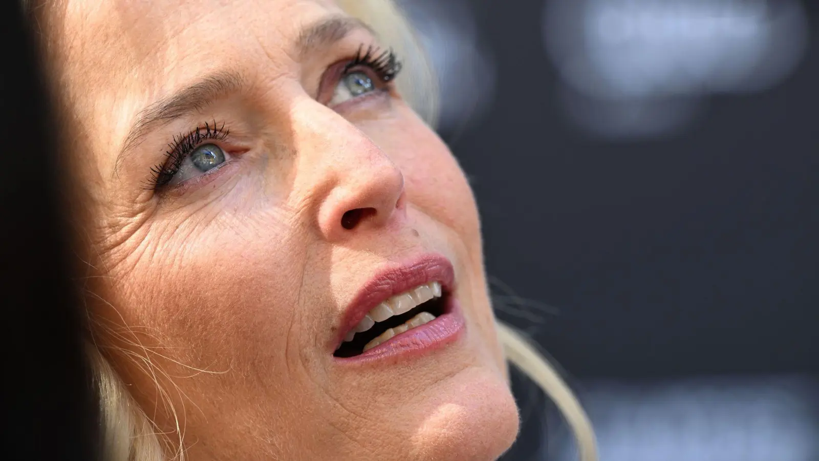 In der Verfilmung des gleichnamigen Buches „Der Salzpfad“ von Raynor Winn begeistert Gillian Anderson mit ihrer beeindruckenden Schauspielleistung. (Archivbild) (Foto: Felix Hörhager/dpa)