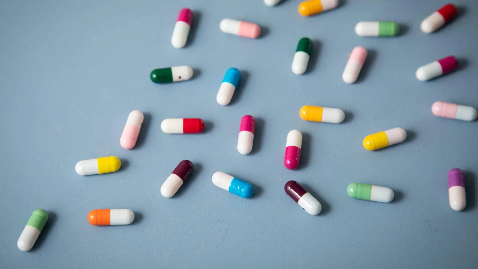 Nährstoff-Booster oder unnötiges Risiko? Die größte Gefahr bei der Einnahme von Nahrungsergänzungsmitteln ist die unkontrollierte Dosierung.  (Foto: Christin Klose/dpa-tmn)