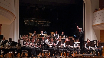 Musikalisch ins Weltall führte das Stadt- und Jugendblasorchester Ansbach. Sein Dirigent Ernst Berendes hatte das Programm auf das Simon-Marius-Jubiläum abgestellt. Der Ansbacher Hofastronom entdeckte fast zeitgleich mit Galileo Galilei vier Jupiter-Monde. (Foto: Elke Walter)