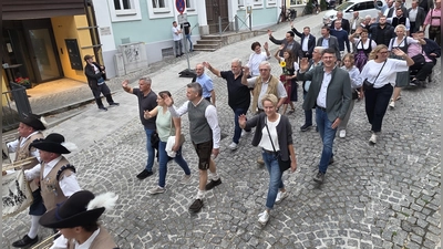 Die Ehrengäste in der Kegetstraße. (Foto: Hans-Bernd Glanz)