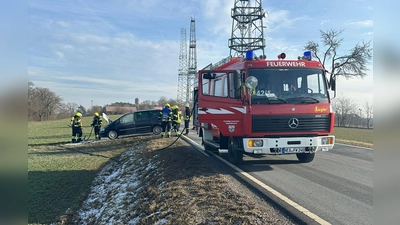 Die Feuerwehr bekämpfte letztendlich den Brand im Motorraum des Wagens. Eine Passantin hatte zuvor einen Feuerlöscher aus dem Dorf geholt und damit Ersthilfe geleistet. (Foto: Feuerwehr Hagenbüchach)