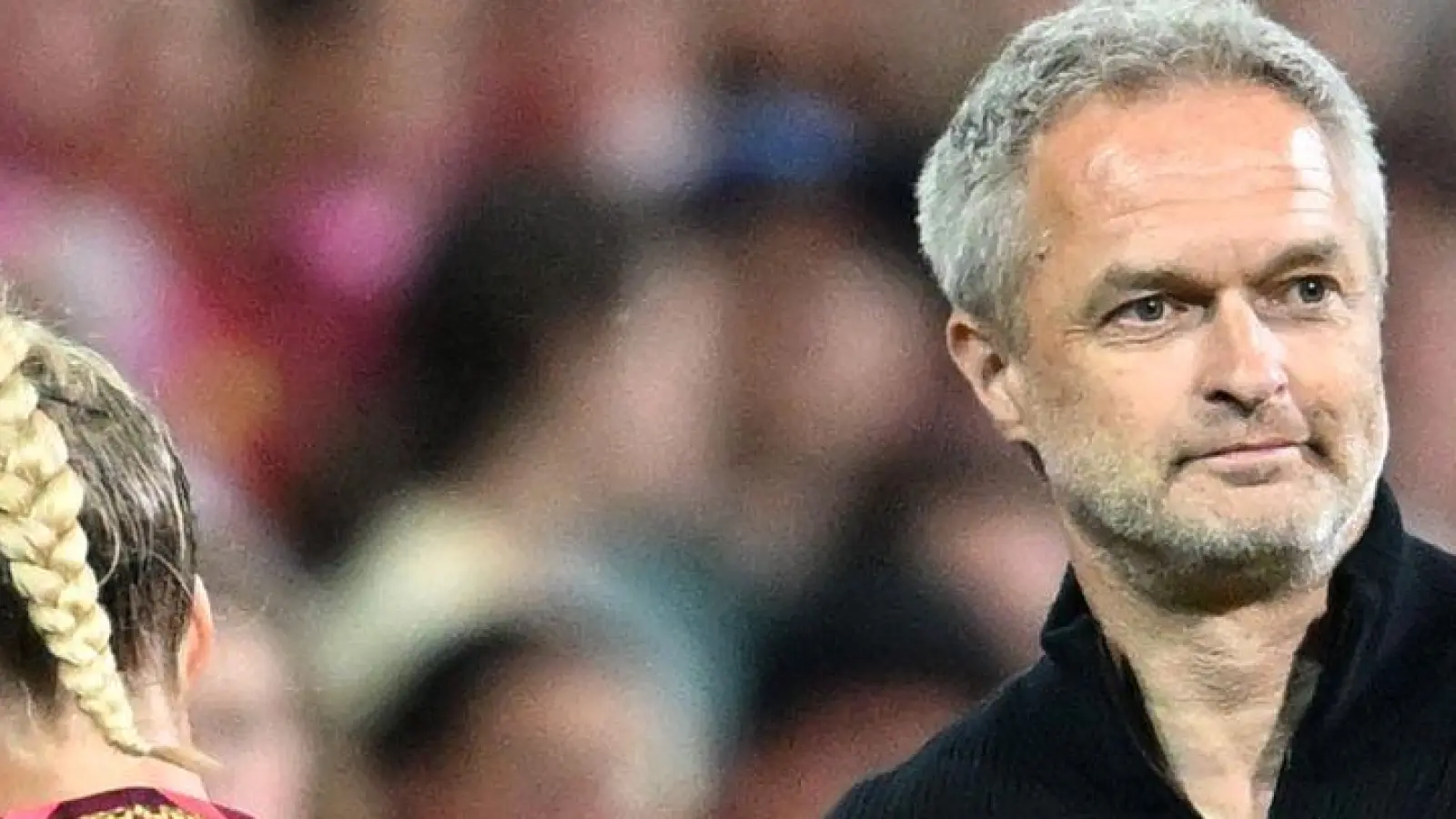 Bundestrainer Christian Wück (r/mit Kapitänin Giulia Gwinn) verlängerte seinen Vertrag langfristig. (Archivbild) (Foto: Carmen Jaspersen/dpa)