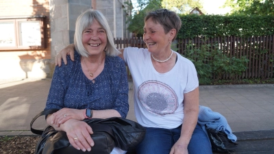 Brigitte Becker (l.) und Sigrun Kleber kommen regelmäßig in der Gruppe Plan B zusammen. Gemeinsam werden Aktivitäten geplant.  (Foto: Nicole Gunkel)