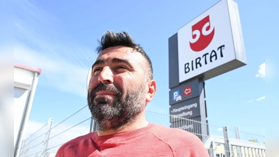 Muzayfe Doganer, Vorsitzender des Betriebsrats beim Dönerspieß-Hersteller Birtat freut sich über den Tarifabschluss. (Foto aktuell) (Foto: Bernd Weißbrod/dpa)