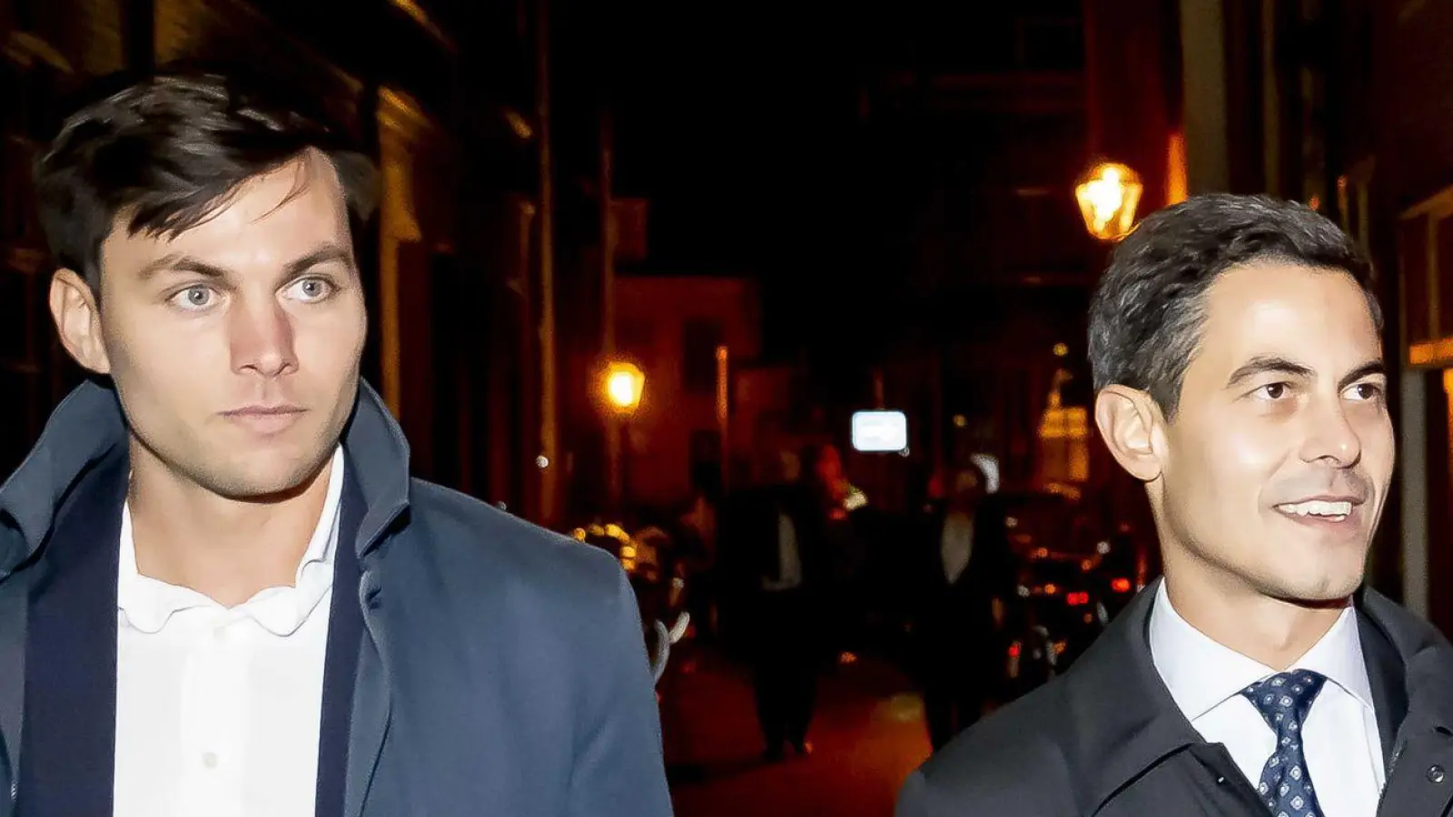 Rob Jetten (r), Vorsitzender der Partei D66, trat am Wahlabend mit seinem Verlobten Nicolás Keenan auf. (Foto: Robin Utrecht/ANP/dpa)