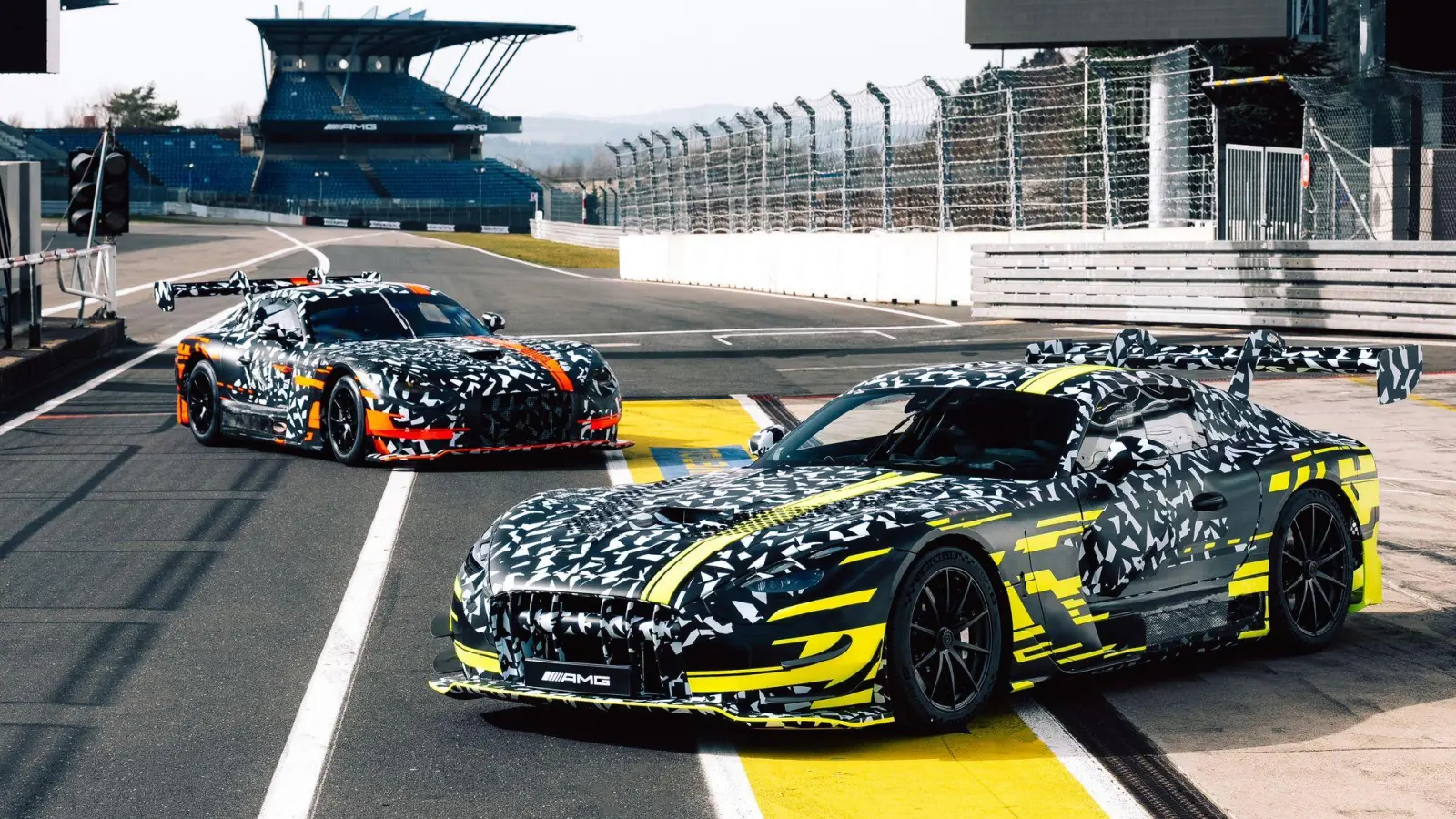 Zwei Extrem-Sportler: Mercedes-AMG kündigt neuen GT3 (l) und Black Series Modelle an. (Foto: Mercedes-Benz AG/dpa-tmn)