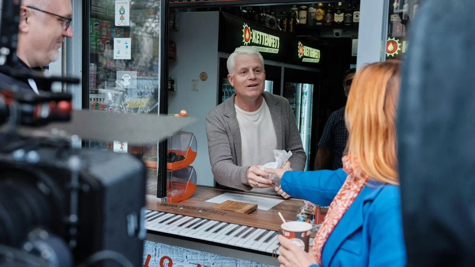 Für den Kölner Comedian Guido Cantz ist der Kiosk ein Ort des Austausches. (Foto: Henk Aaron Szanto/ZDF/dpa)