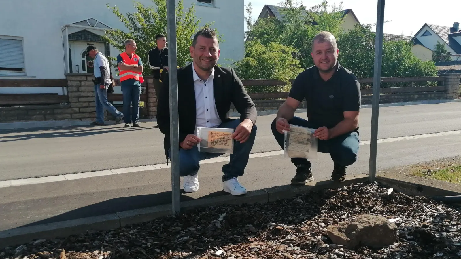 An der Fundstelle der 1951 vergrabenen Flasche (von links): Bürgermeister Simon Schäffler und Bauleiter Julian Täufer von der Firma Hähnlein. (Foto: Friedrich Zinnecker)