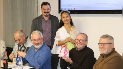 Die Lichtenauer Gemeinderatsmitglieder durften sich über eine Bescherung durch das Christkind Emelie Meier freuen. (Foto: Alexander Biernoth)