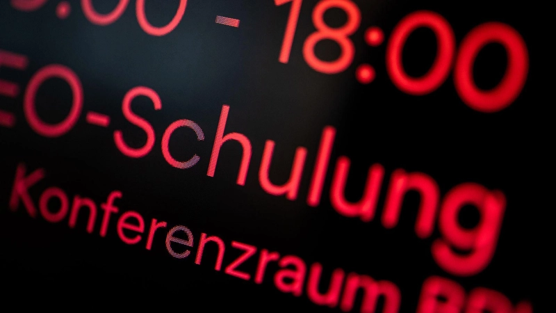 Der Arbeitgeber muss den Arbeitnehmer für alle Fortbildungen, die er angeordnet hat, freistellen und bezahlen. (Foto: Zacharie Scheurer/dpa-tmn)