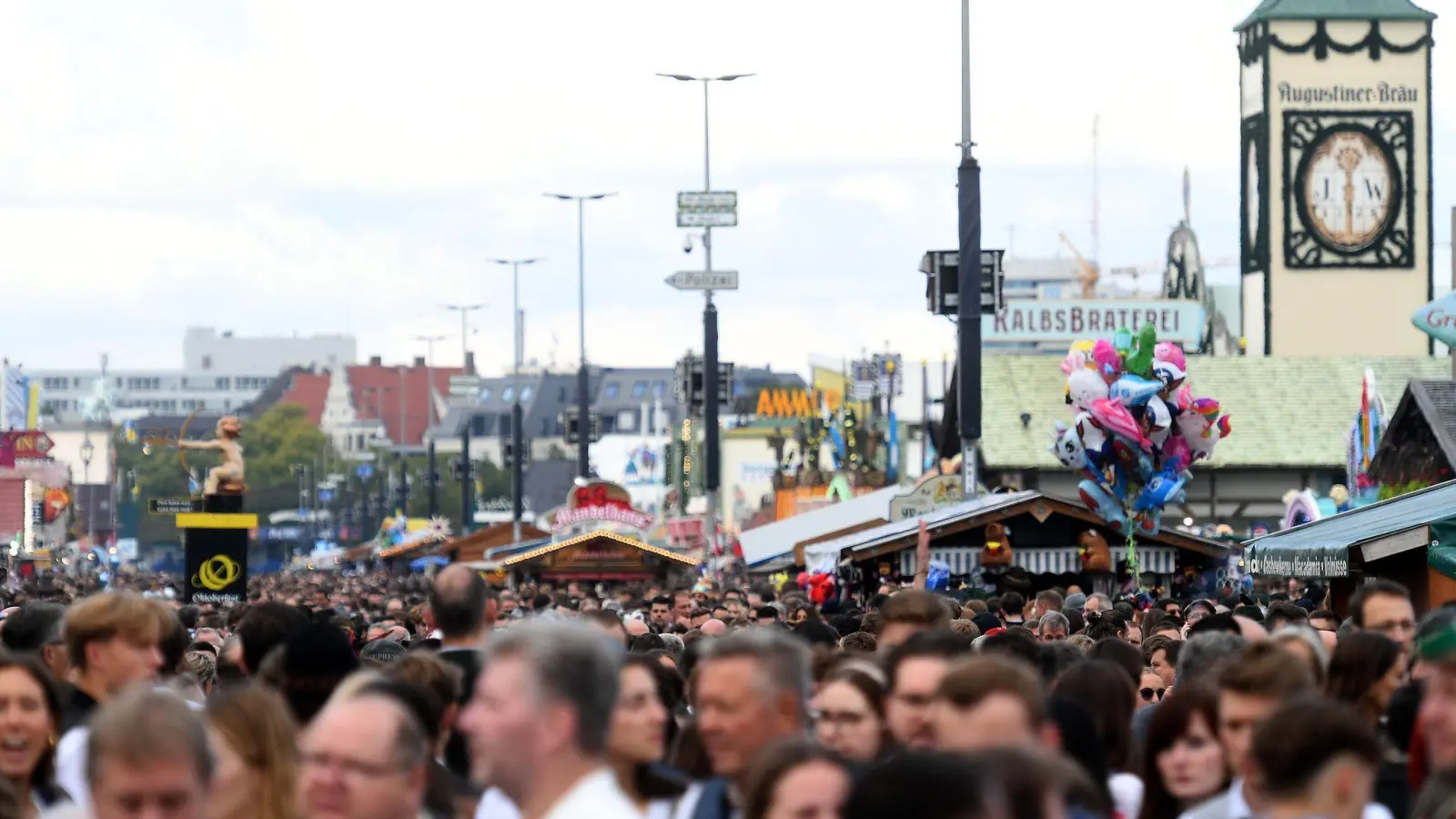 Bewölkt und regnerisch soll das letzte Wiesn-Wochenende 2025 laut DWD werden. (Archivbild) (Foto: Felix Hörhager/dpa)