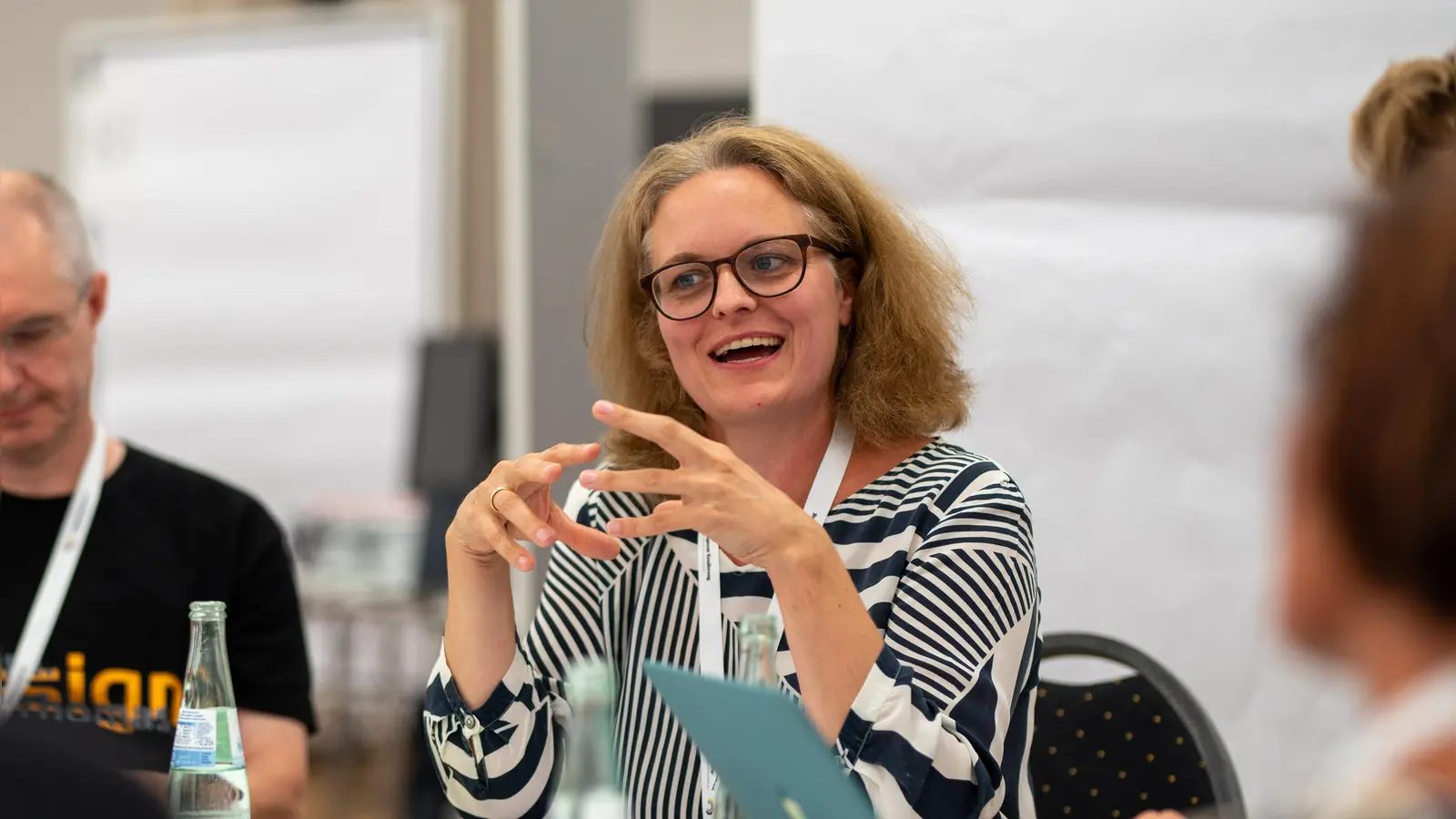 Eine Teilnehmerin des Bürgerrats „Ernährung im Wandel“ spricht während einer Kleingruppen-Diskussion. Insgesamt vier Vertreter aus Neustadt sind mit dabei. (Foto: DBT/Robert Boden)