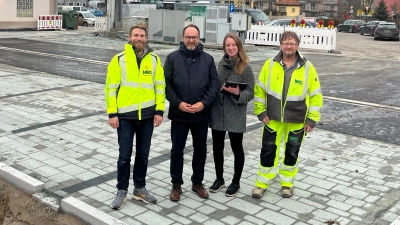 Dombühls Bürgermeister Jürgen Geier (Zweiter von links) freute sich mit Vertretern der bauausführenden Firma und des Planungsbüros über die Fertigstellung der Parkplätze vor dem ehemaligen Bahnhofsgebäude. (Foto: Marktgemeinde Dombühl)