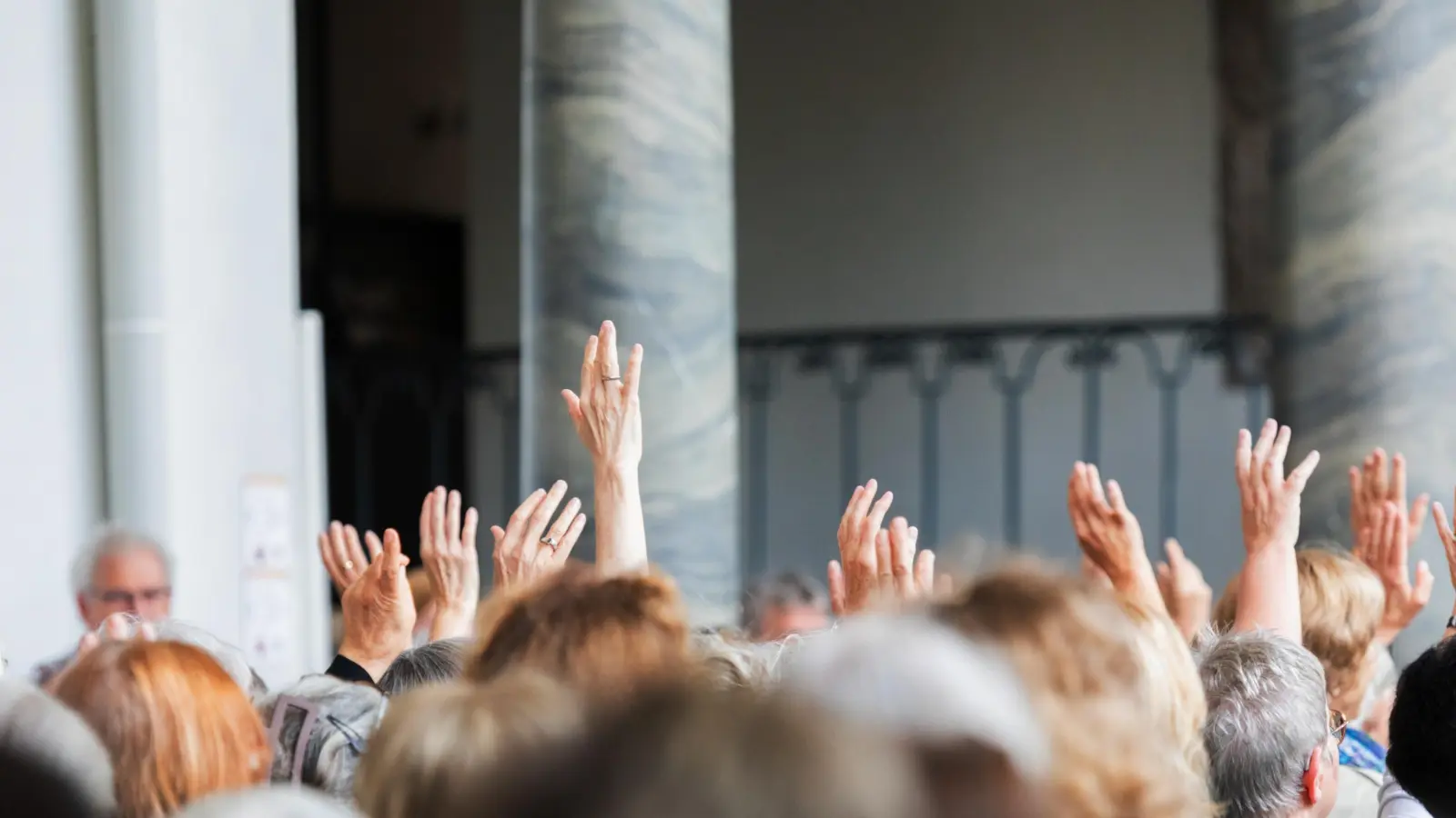 Hände hoch: „Wer ist das erste Mal bei ,Ansbach singt‘ ?“, fragt Ludwig Böhme. Es sind doch einige. (Foto: Evi Lemberger)