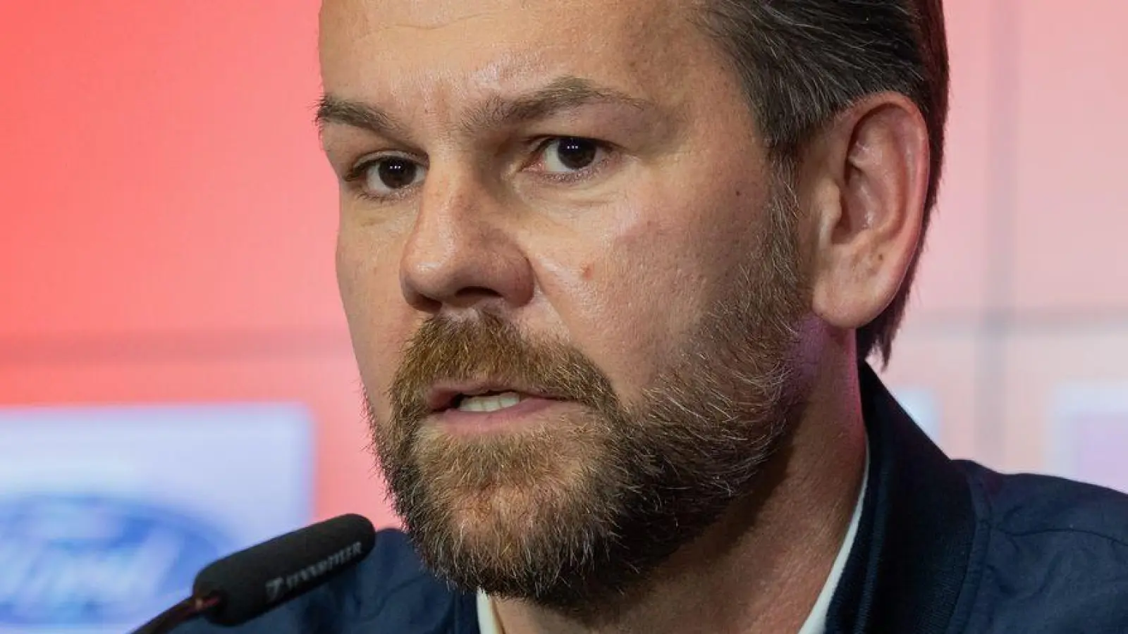 Sportdirektor Thomas Kessler muss beim 1. FC Köln die Trainerfrage klären (Foto: Rolf Vennenbernd/dpa)