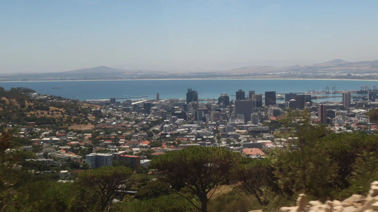 Der Blick vom Berg ins Tal auf die Stadt mit ihren offiziell knapp fünf Millionen Einwohnern. (Foto: Gudrun Bayer)