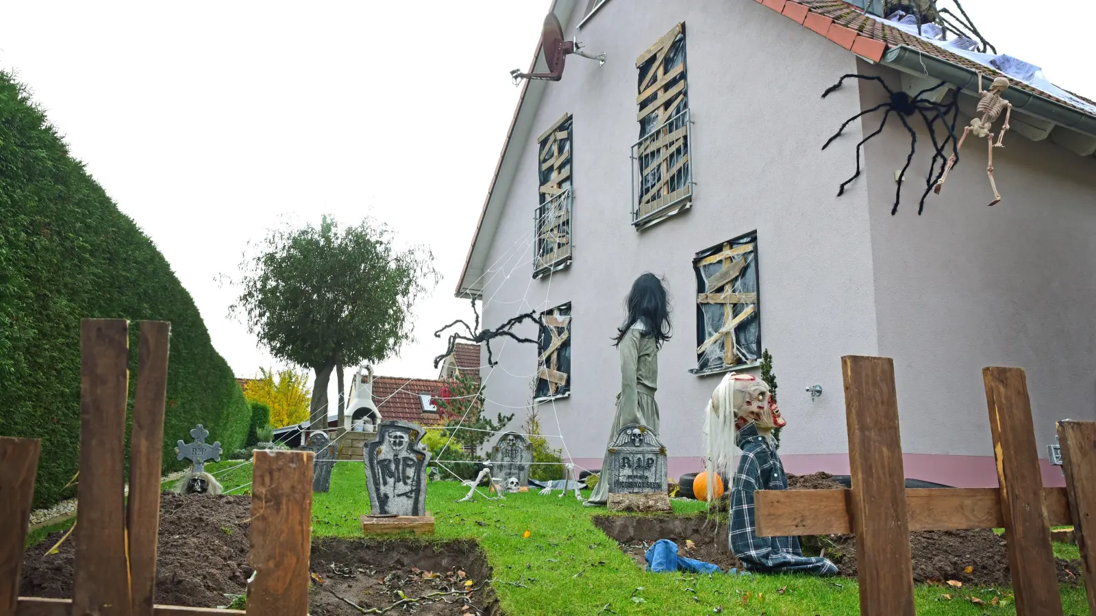 Sogar Gräber buddeln die Millers in ihren Garten, damit die Szenerie so richtig nach Halloween aussieht. (Foto: Irmeli Pohl)