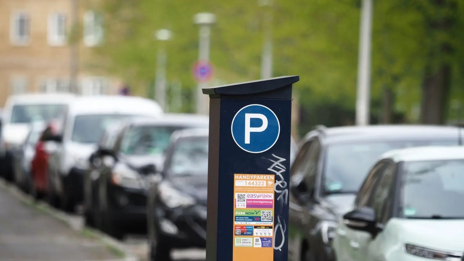 Die Gebühr für einen Parkschein pro Stunde sollte mindestens so hoch sein wie die Kosten für einen Einzelfahrschein in Bus und Bahn, fordert die Deutsche Umwelthilfe. (Foto: Soeren Stache/dpa)