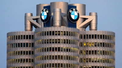 Lange kam BMW robuster als andere durch die Krise - jetzt erwischt es auch die Münchner. (Archivbild) (Foto: Peter Kneffel/dpa)