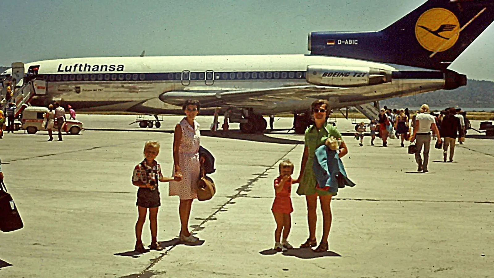 Damals war man noch wer als Deutscher: Touristen aus dem Ruhrgebiet kommen 1973 - noch zur Zeit von Diktator Franco - auf dem Flughafen von Ibiza an. (Archivbild) (Foto: Christoph  Driessen/dpa)