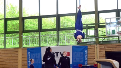 Eine Sportlerin vom tschechischen Team Flik-Flak Plzen zeigt eine Schraube am Trampolin. (Foto: Irmeli Pohl)